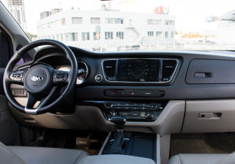 Подержанный автомобиль Kia Carnival 2016 года (11 фото)