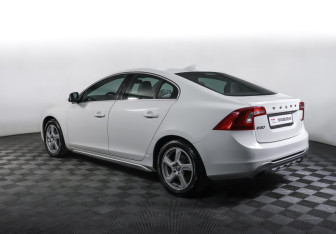 Подержанный автомобиль Volvo S60 2012 года (7 фото)