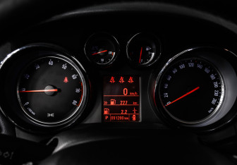 Подержанный автомобиль Opel Mokka 2013 года (10 фото)