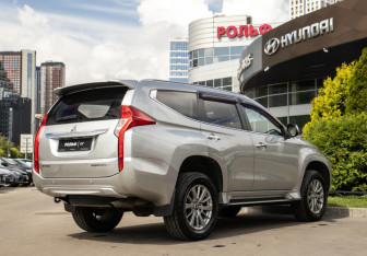 Подержанный автомобиль Mitsubishi Pajero Sport 2017 года (4 фото)