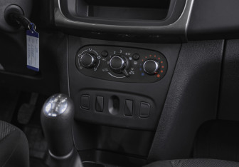 Подержанный автомобиль Renault Logan Sedan 2018 года (13 фото)