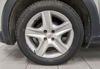 Подержанный автомобиль Renault Sandero 2016 года (16 фото)