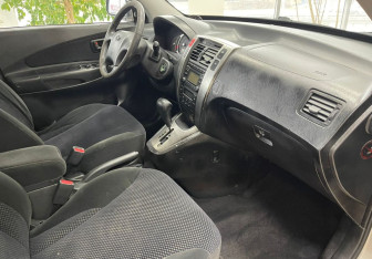 Подержанный автомобиль Hyundai Tucson 2008 года (9 фото)