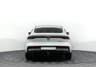 Подержанный автомобиль Changan UNI-V 2023 года (6 фото)