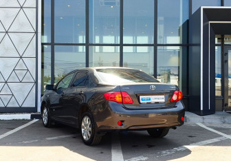 Подержанный автомобиль Toyota Corolla Sedan 2008 года (7 фото)