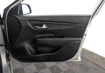 Подержанный автомобиль Kia Rio Sedan 2017 года (25 фото)