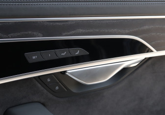 Подержанный автомобиль Audi A8 2019 года (22 фото)