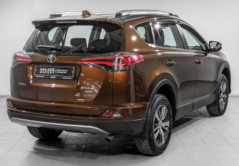 Подержанный автомобиль Toyota RAV4 2016 года (5 фото)
