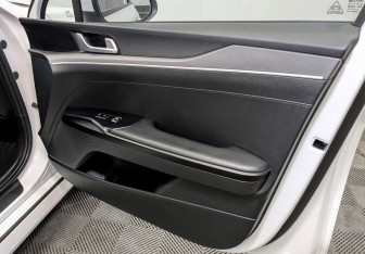 Подержанный автомобиль Kia K5 2021 года (23 фото)