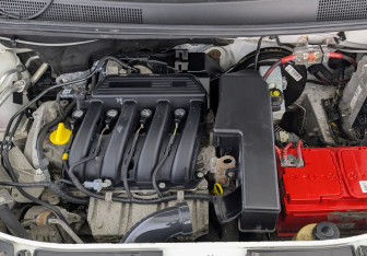 Подержанный автомобиль Renault Logan Sedan 2017 года (9 фото)