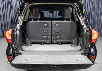 Подержанный автомобиль Toyota Land Cruiser Suv 2013 года (10 фото)