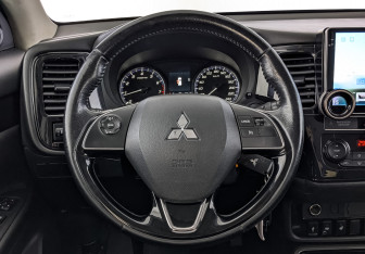 Подержанный автомобиль Mitsubishi Outlander 2019 года (22 фото)