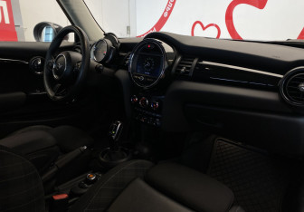 Подержанный автомобиль MINI Hatch 2019 года (11 фото)