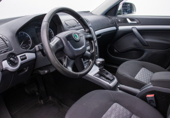 Подержанный автомобиль Skoda Octavia Liftback 2009 года (9 фото)