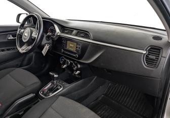 Подержанный автомобиль Kia Rio Hatchback 2021 года (11 фото)
