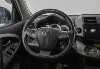 Подержанный автомобиль Toyota RAV4 2010 года (15 фото)