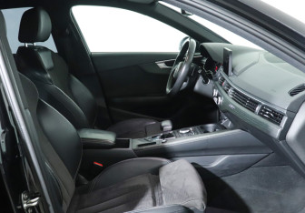 Подержанный автомобиль Audi A4 Sedan 2019 года (10 фото)
