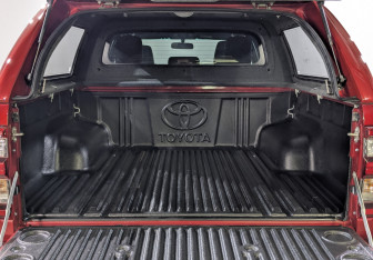 Подержанный автомобиль Toyota Hilux 2020 года (10 фото)