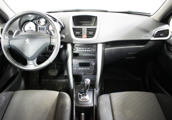 Подержанный автомобиль Peugeot 207 Hatchback 2010 года (11 фото)
