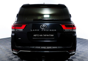 Подержанный автомобиль Toyota Land Cruiser Suv 2021 года (6 фото)