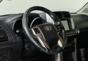 Подержанный автомобиль Toyota Land Cruiser Prado 2011 года (13 фото)