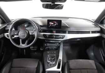 Подержанный автомобиль Audi A4 Sedan 2017 года (12 фото)