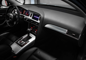 Подержанный автомобиль Audi A6 Sedan 2010 года (25 фото)