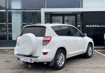 Подержанный автомобиль Toyota RAV4 2012 года (5 фото)