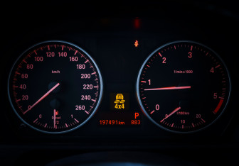 Подержанный автомобиль BMW X1 2014 года (15 фото)