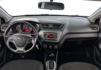 Подержанный автомобиль Kia Rio Hatchback 2015 года (14 фото)