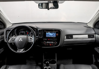 Подержанный автомобиль Mitsubishi Outlander 2014 года (14 фото)