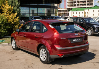 Подержанный автомобиль Ford Focus Hatchback 2006 года (5 фото)