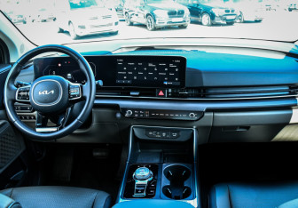 Подержанный автомобиль Kia Carnival 2024 года (11 фото)