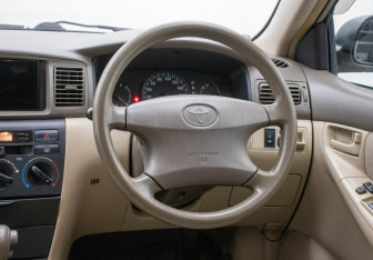 Подержанный автомобиль Toyota Corolla Sedan 2001 года (15 фото)