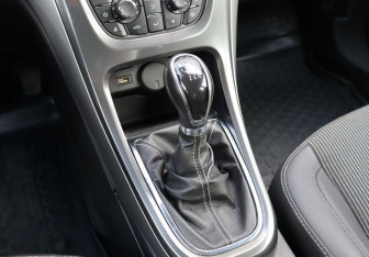 Подержанный автомобиль Opel Astra Hatchback 2011 года (18 фото)