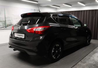 Подержанный автомобиль Nissan Tiida Hatchback 2015 года (4 фото)