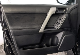 Подержанный автомобиль Toyota Land Cruiser Prado 2019 года (19 фото)