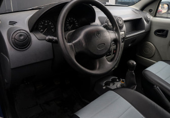 Подержанный автомобиль Renault Logan Sedan 2006 года (11 фото)