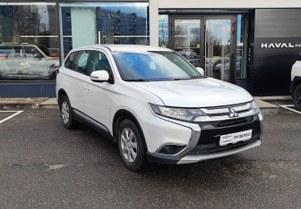 Подержанный автомобиль Mitsubishi Outlander 2017 года (3 фото)