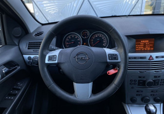 Подержанный автомобиль Opel Astra Sedan 2012 года (13 фото)
