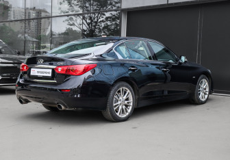 Подержанный автомобиль Infiniti Q50 2014 года (4 фото)