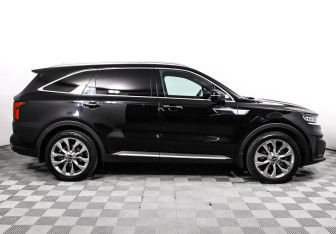 Подержанный автомобиль Kia Sorento 2022 года (4 фото)