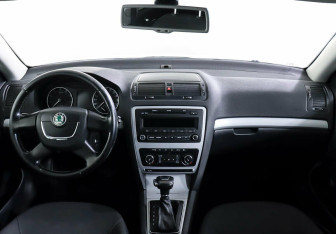 Подержанный автомобиль Skoda Octavia Liftback 2012 года (10 фото)