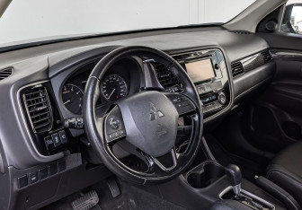 Подержанный автомобиль Mitsubishi Outlander 2016 года (15 фото)