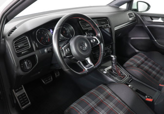 Подержанный автомобиль Volkswagen Golf GTI Hatchback 2014 года (9 фото)