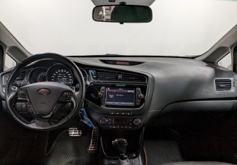 Подержанный автомобиль Kia Ceed Hatchback 2017 года (22 фото)