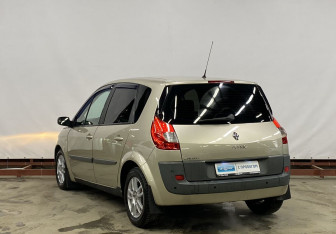 Подержанный автомобиль Renault Scenic 2007 года (7 фото)