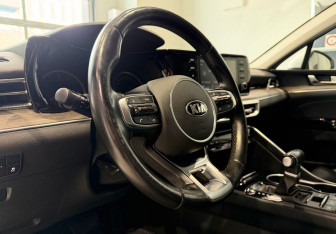 Подержанный автомобиль Kia K5 2021 года (13 фото)