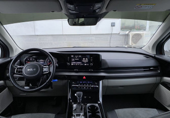 Подержанный автомобиль Kia Carnival 2021 года (11 фото)