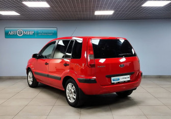 Подержанный автомобиль Ford Fusion 2008 года (7 фото)